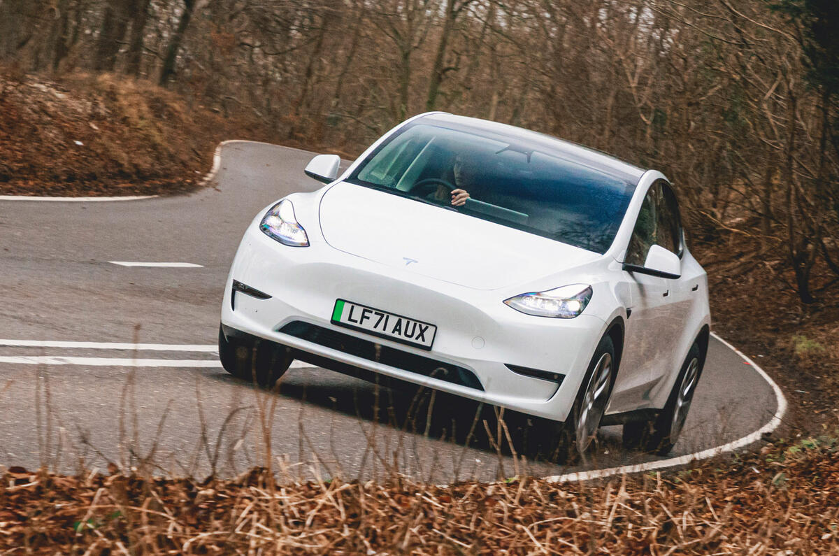 27 Tesla Model Y 2022 essai routier examen virage avant