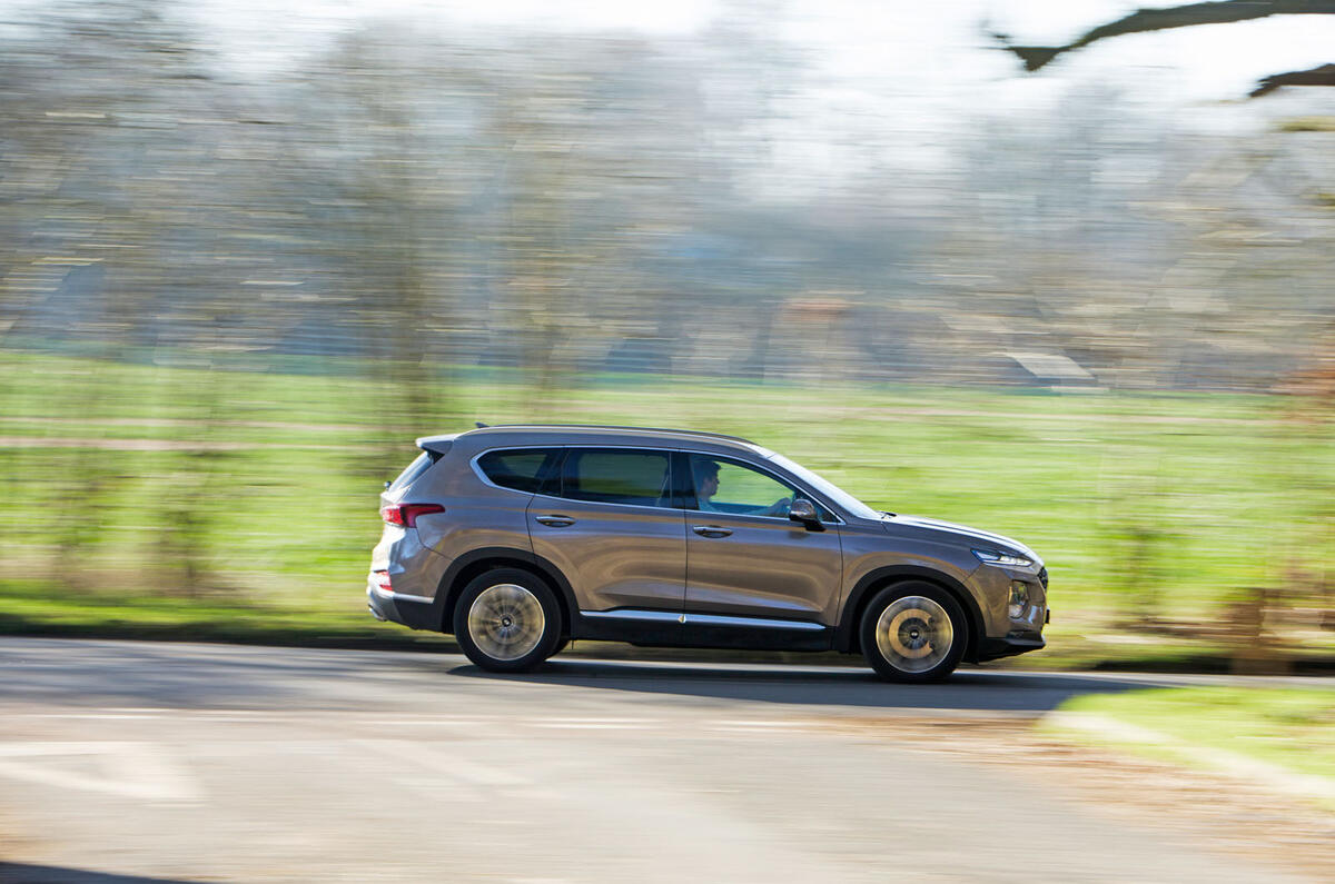 Hyundai Santa Fe 2019 road test review - on the road side