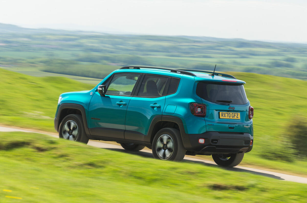 28 Jeep Renegade 4xe 2021 RT on road rear