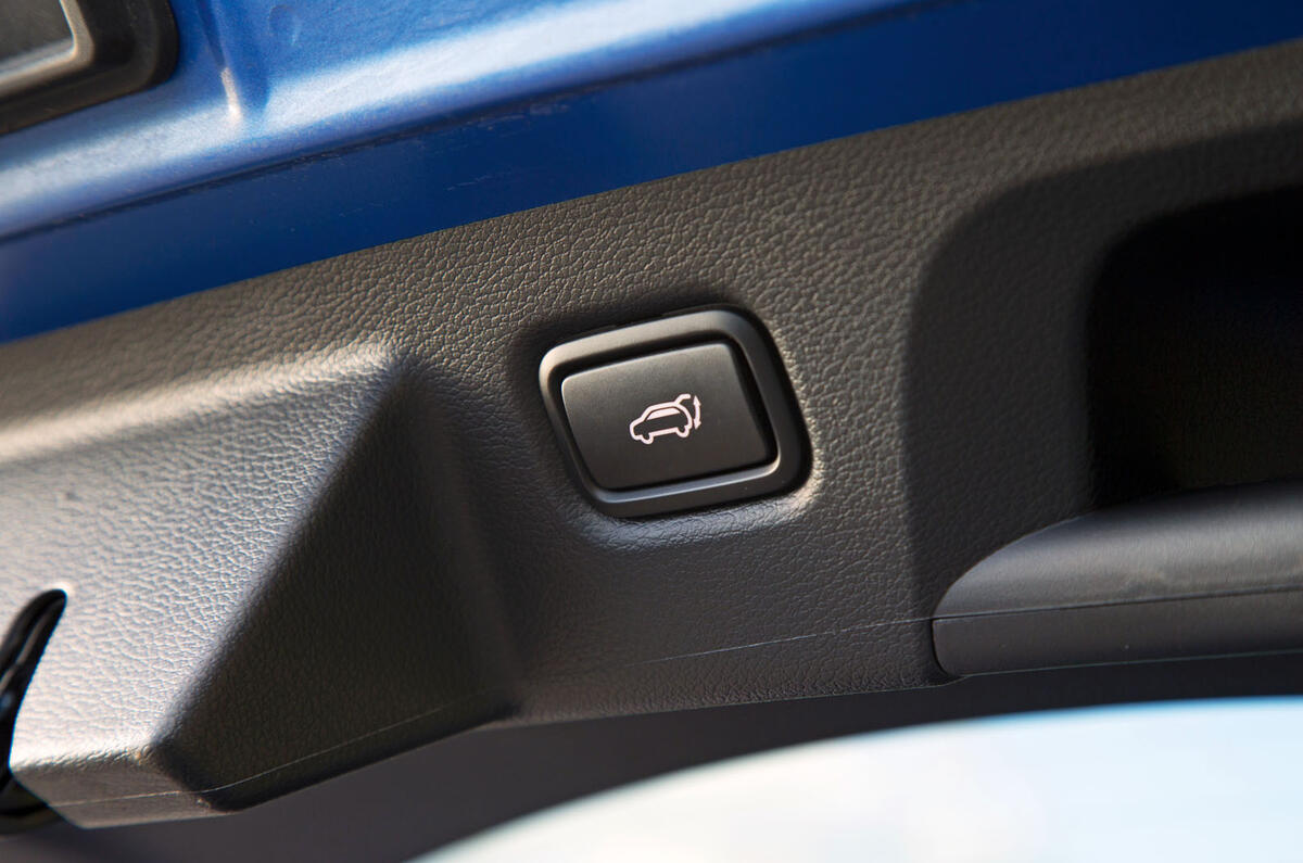Kia Proceed GT-Line 2019 road test review - tailgate button