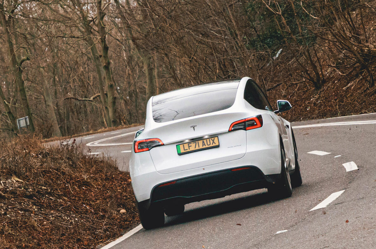 28 Tesla Model Y 2022 essai routier examen virage arrière