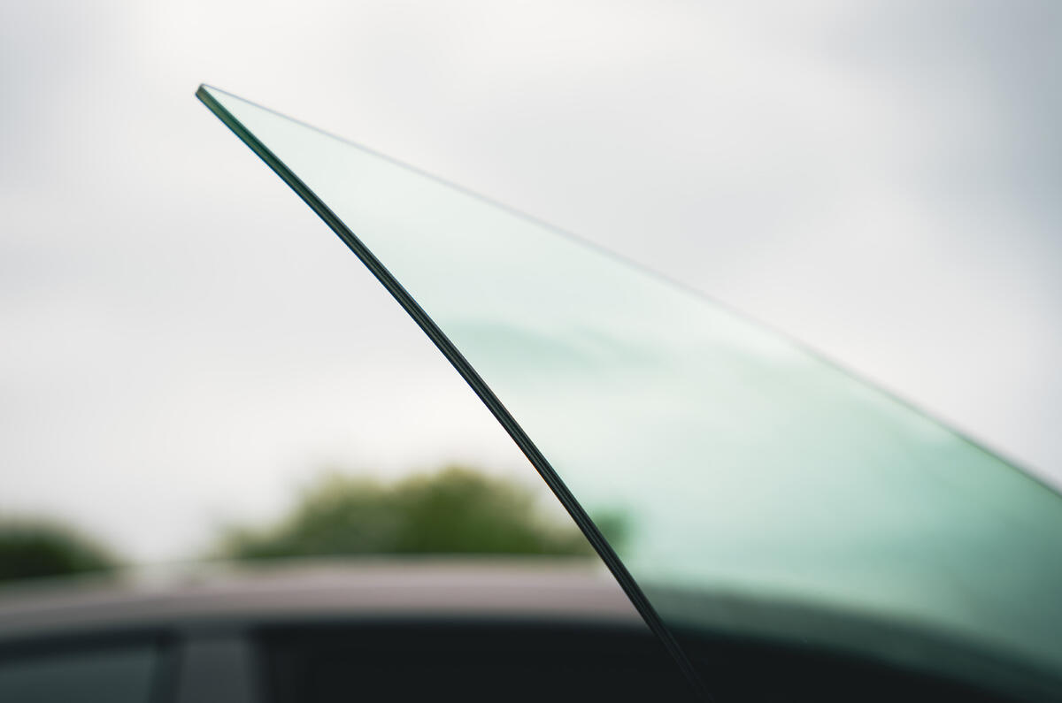 29 Maserati Quattroporte trofeo 2021 RT pillarless glass