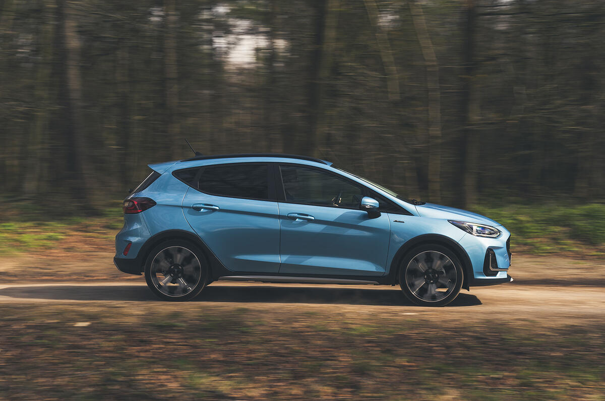 2 Ford Fiesta Active panning 2 Ford Fiesta Active panning