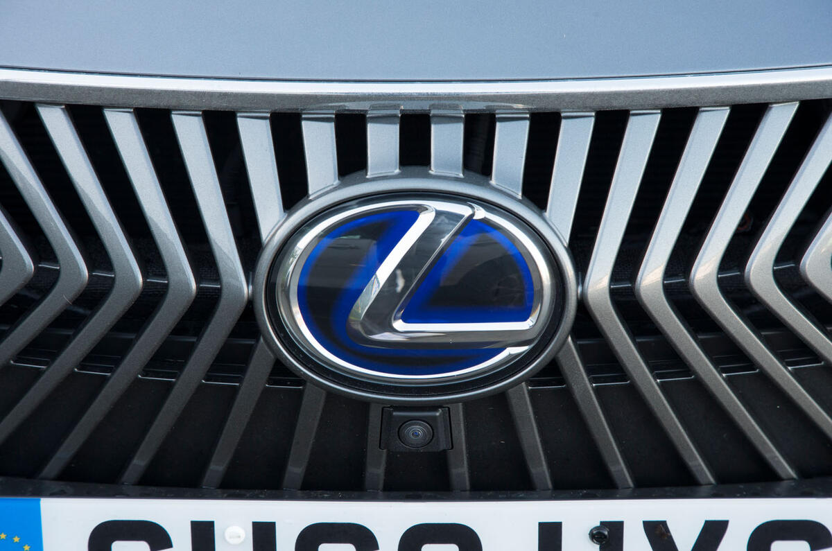 Lexus ES 2019 road test review - grille badge