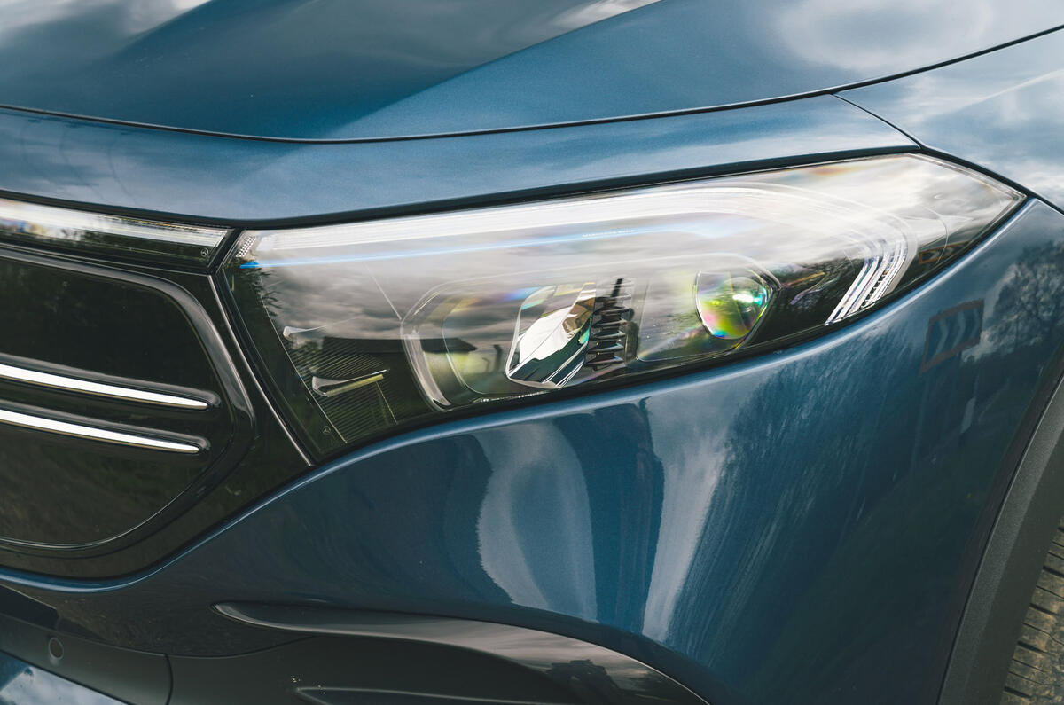 3 Mercedes Benz EQB RT 2022 headlight