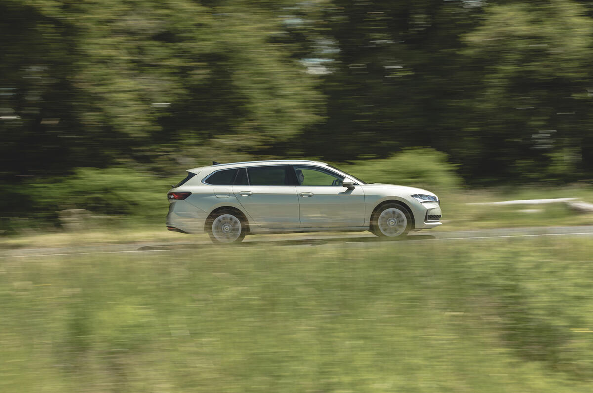 3 Skoda Superb 2024 panoramique