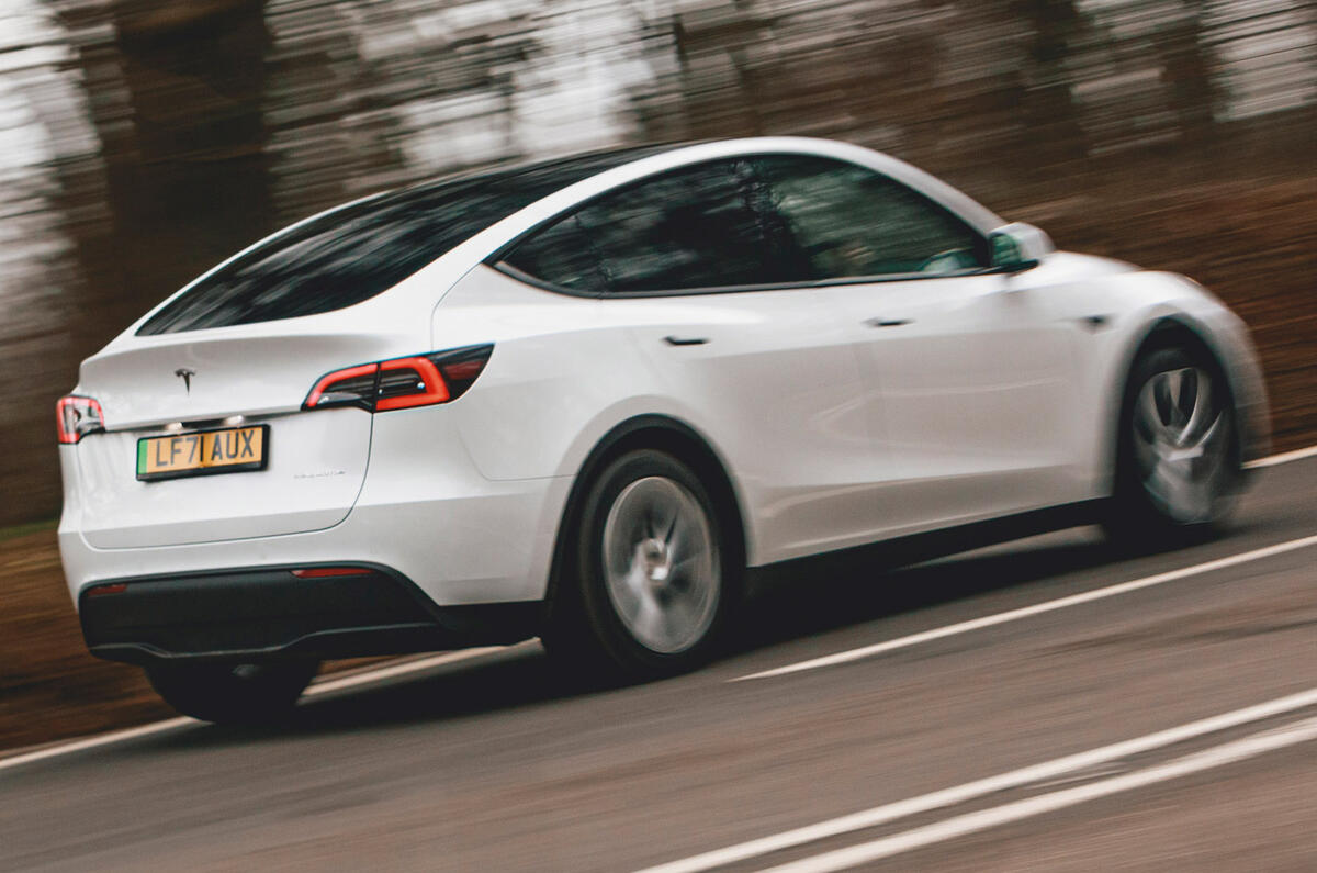 3 Tesla Model Y 2022 essai routier examen suivi arrière
