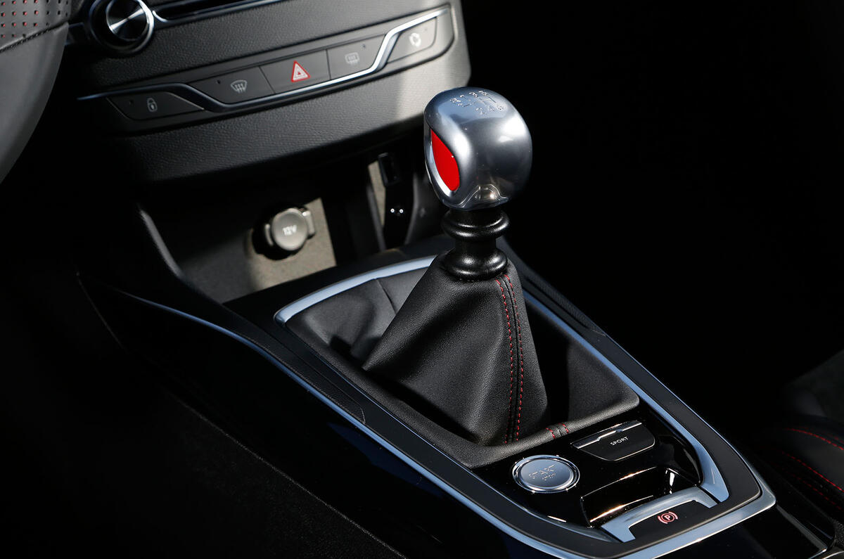Peugeot 308 GTi 270 centre console
