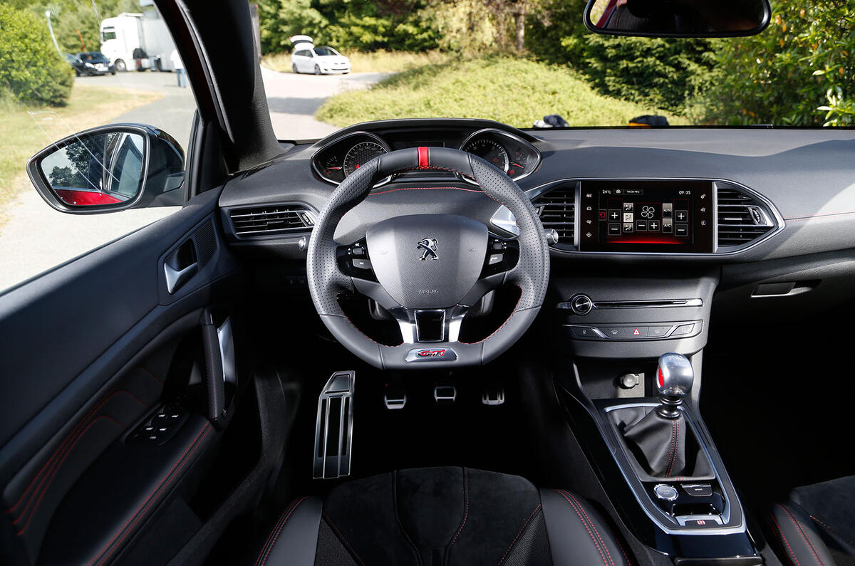 Peugeot 308 GTi dashboard