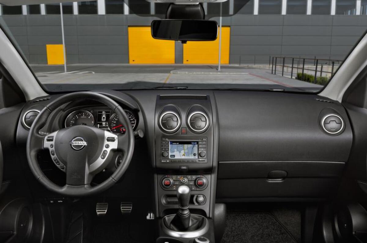 Nissan Qashqai+2 dashboard