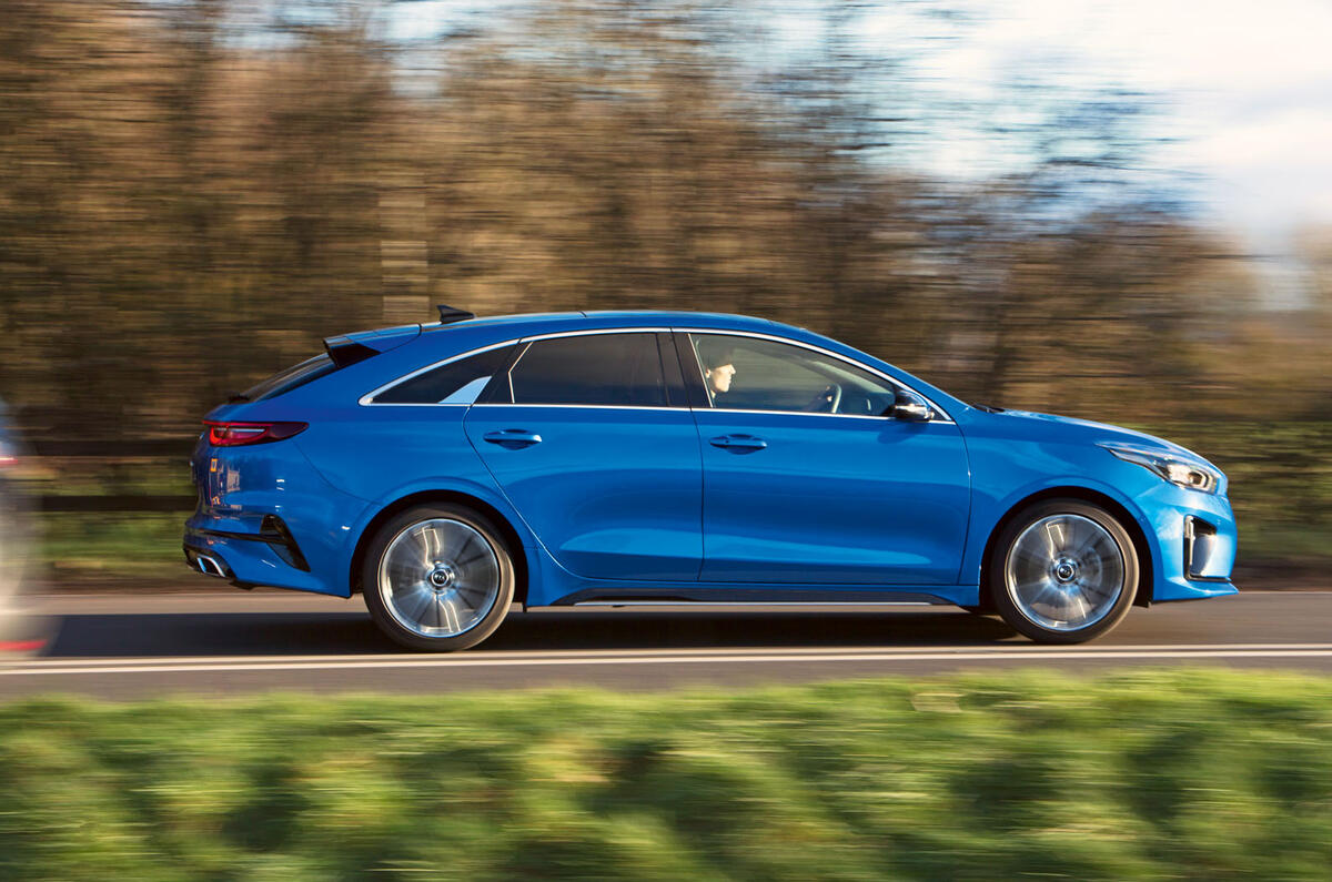 Kia Proceed GT-Line 2019 road test review - on the road side
