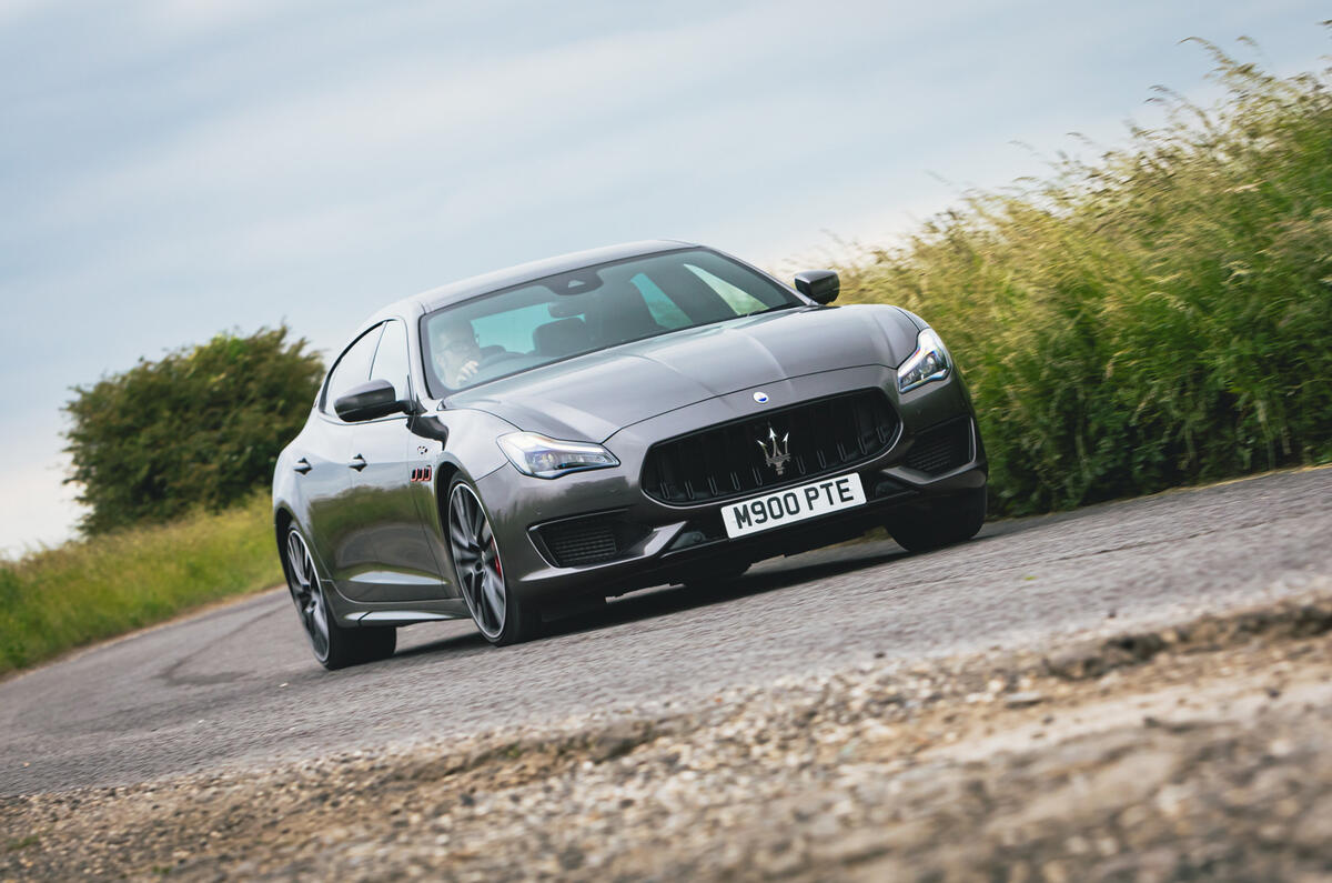 33 Maserati Quattroporte trofeo 2021 RT cornering front