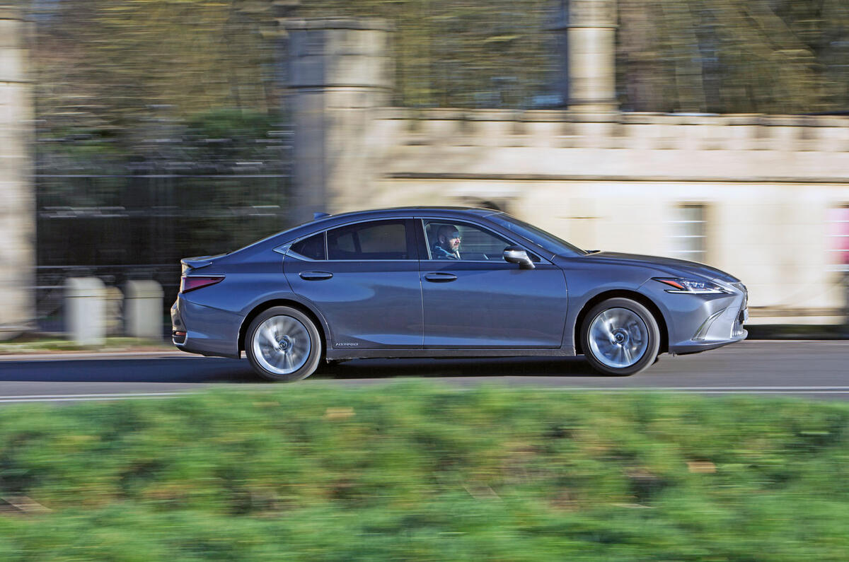 Lexus ES 2019 road test review - on the road side