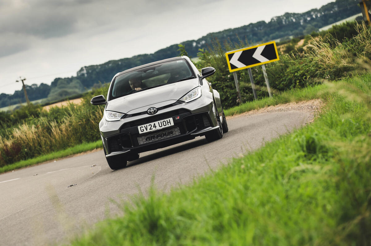 3toyota gryaris 2024 cornering front 3toyota gryaris 2024 cornering front