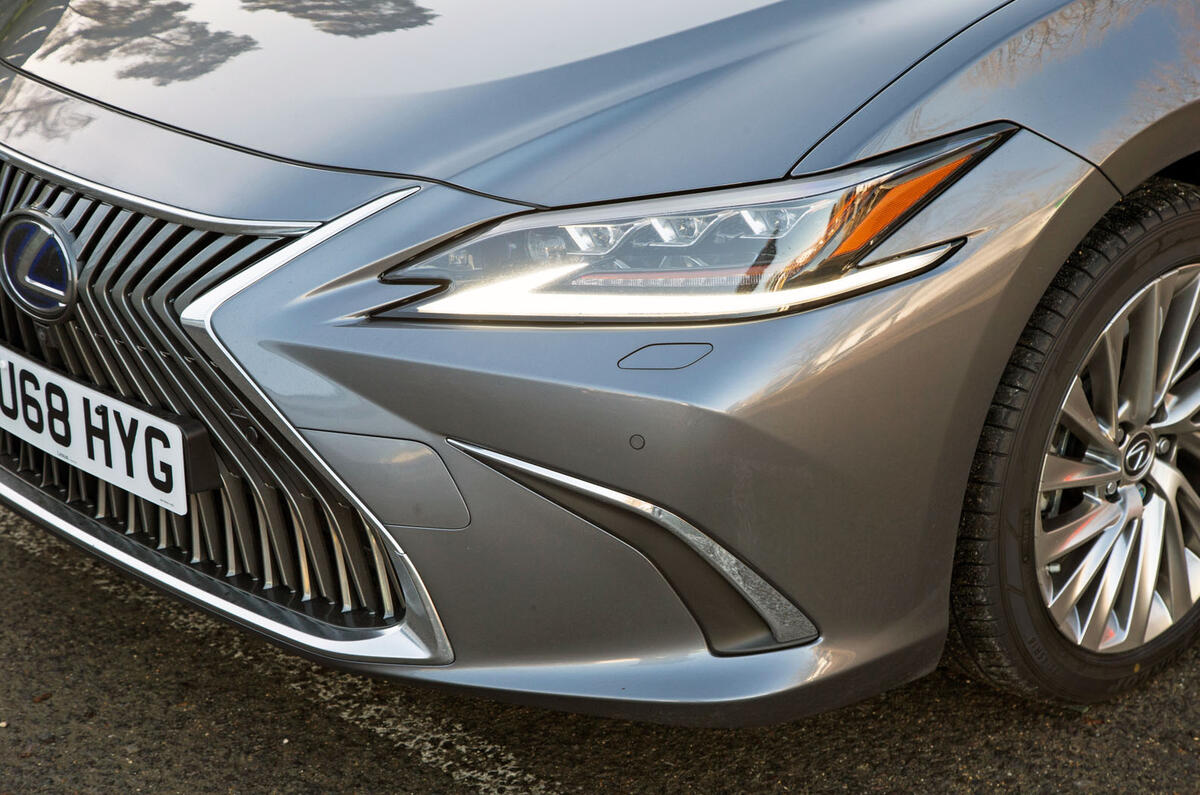 Lexus ES 2019 road test review - headlights