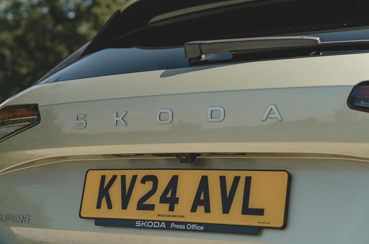 4 Insigne de coffre de la Skoda Superb 2024