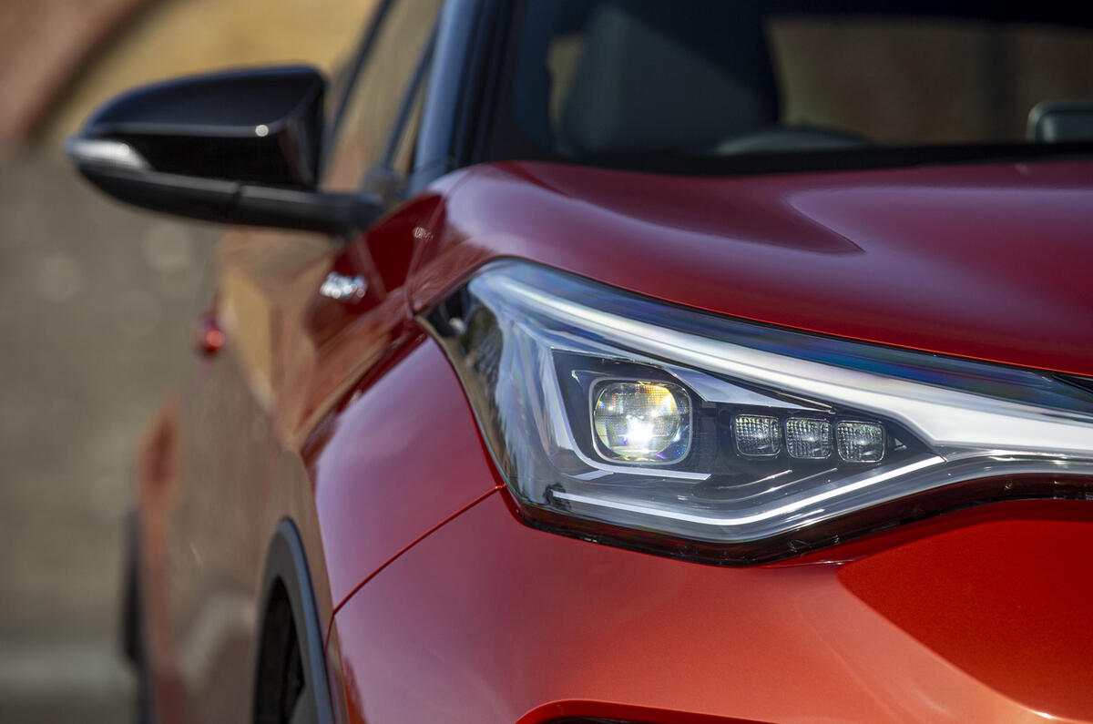 4 Toyota C HR 2021 RT headlights