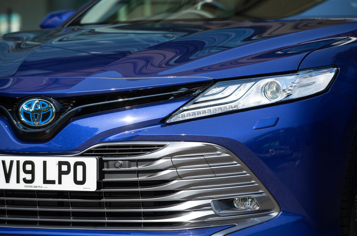 Toyota Camry 2019 review - headlights