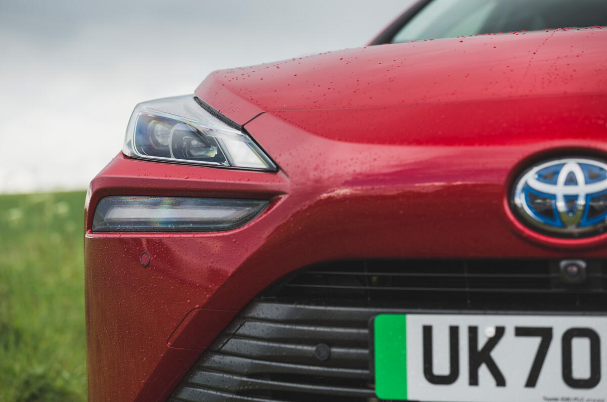 4 Toyota Mirai 2021 RT headlights