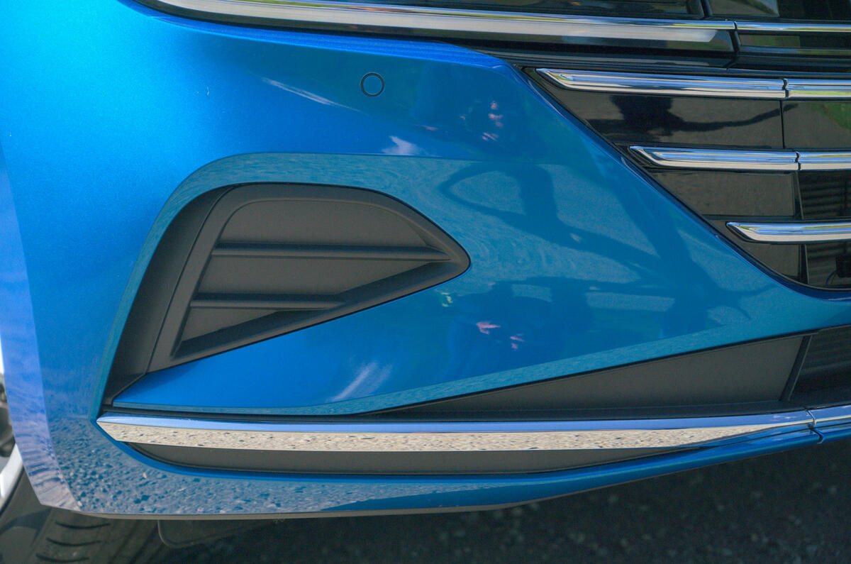 4 Volkswagen Arteon Shooting Brake 2021 RT front bumper