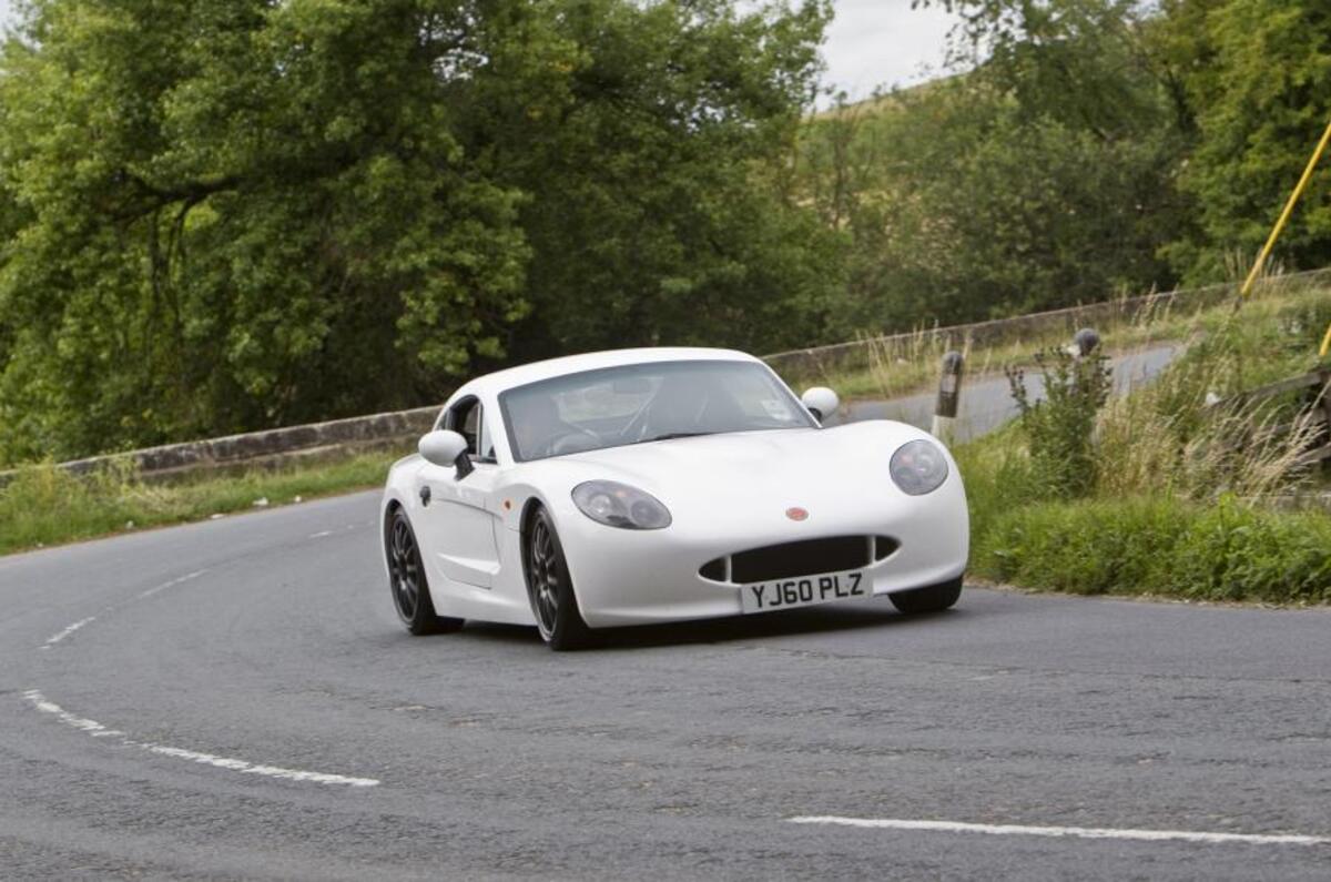 Ginetta G40R cornering