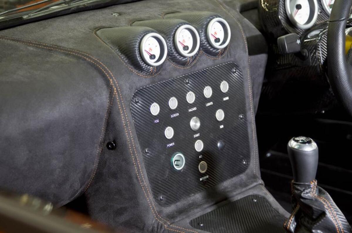 Ginetta G40R centre console