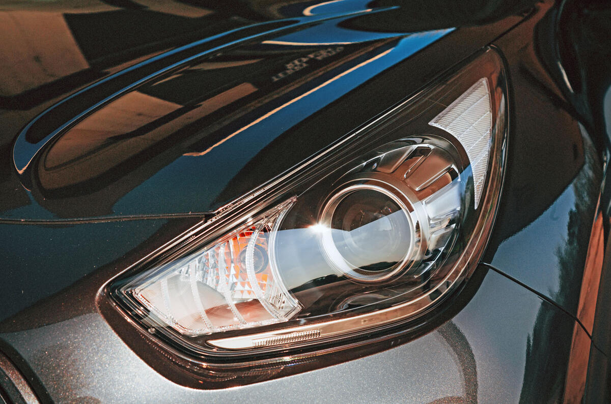 Kia e-Niro 2019 road test review - headlights
