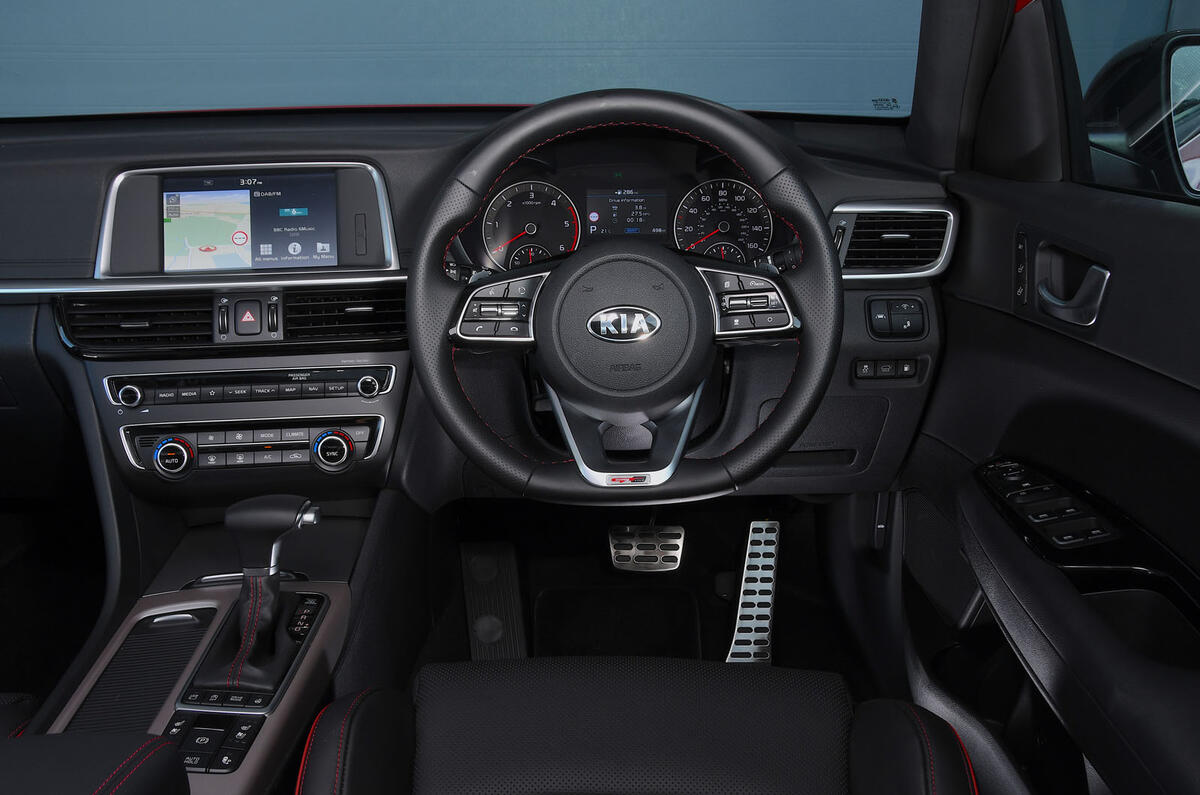Kia Optima Sportswagon 2018 review - dashboard