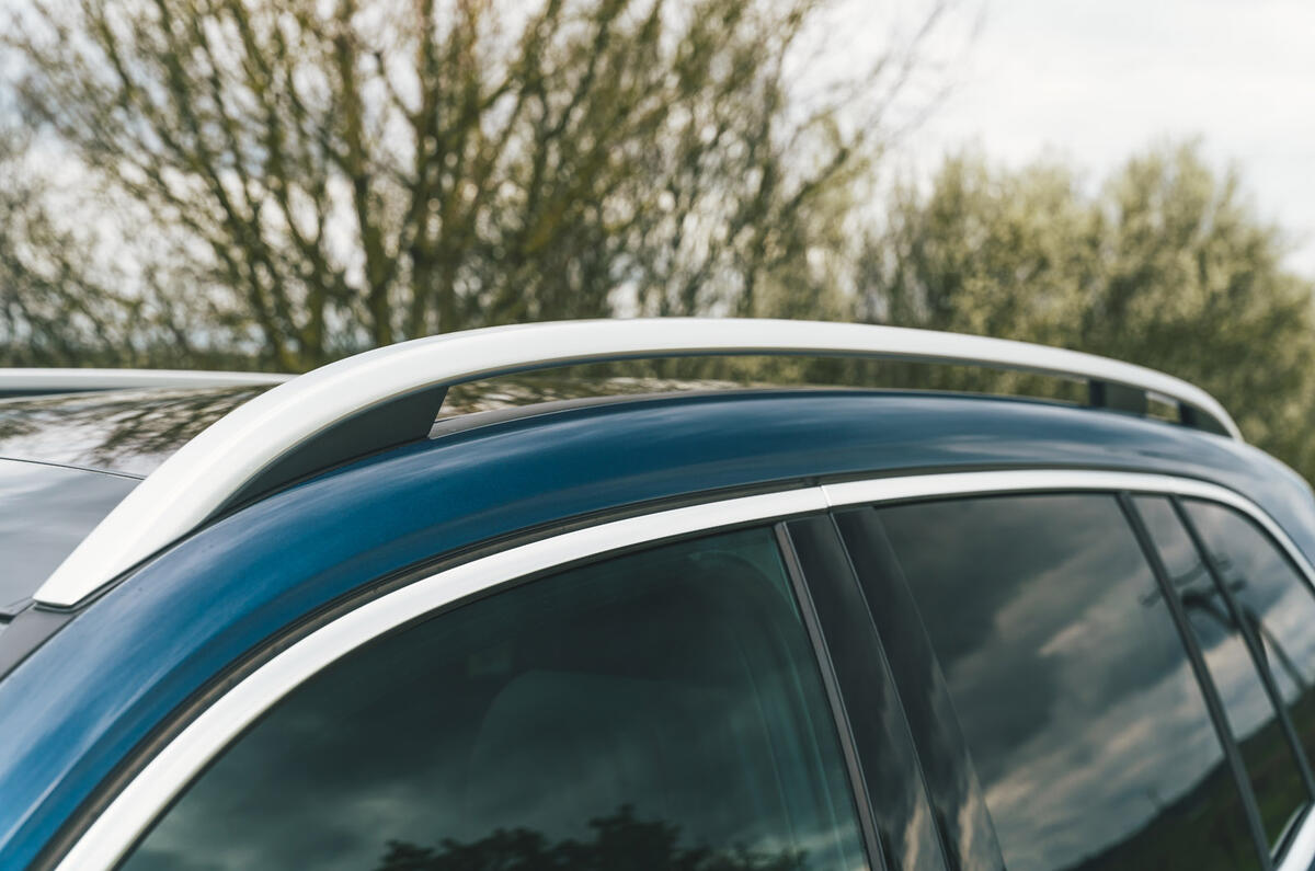 5 Mercedes Benz EQB RT 2022 roof rail