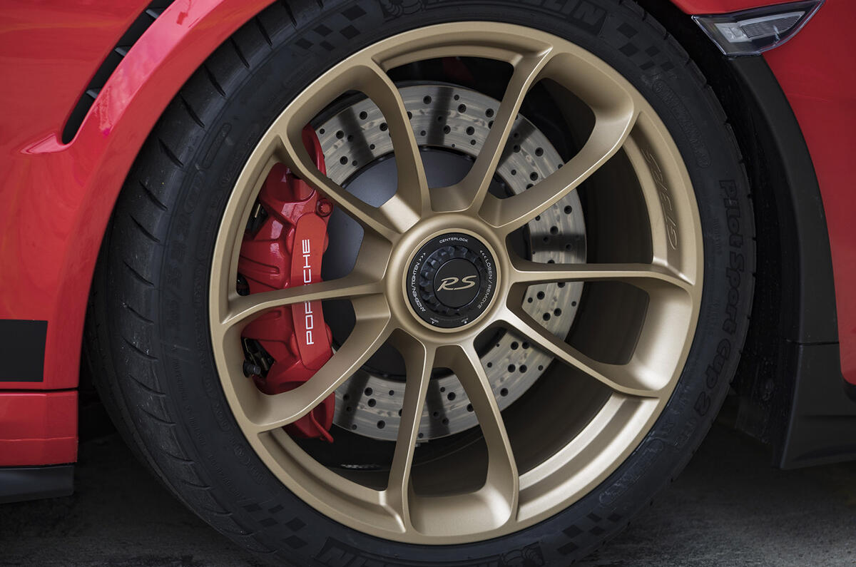 Porsche 911 GT3 RS 2018 review brake calipers