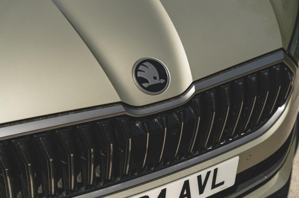 5 Insigne de capot Skoda Superb 2024