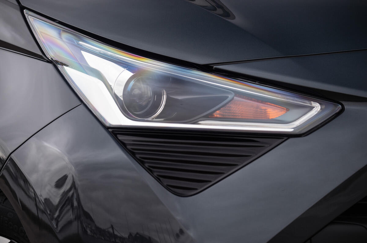 5 Toyota Aygo 2019 UK RT headlights 5 Toyota Aygo 2019 UK RT headlights