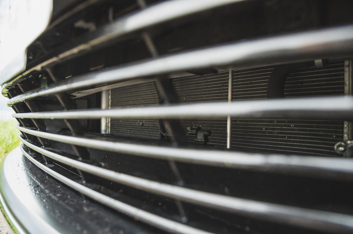 5 Toyota Mirai 2021 RT front grille