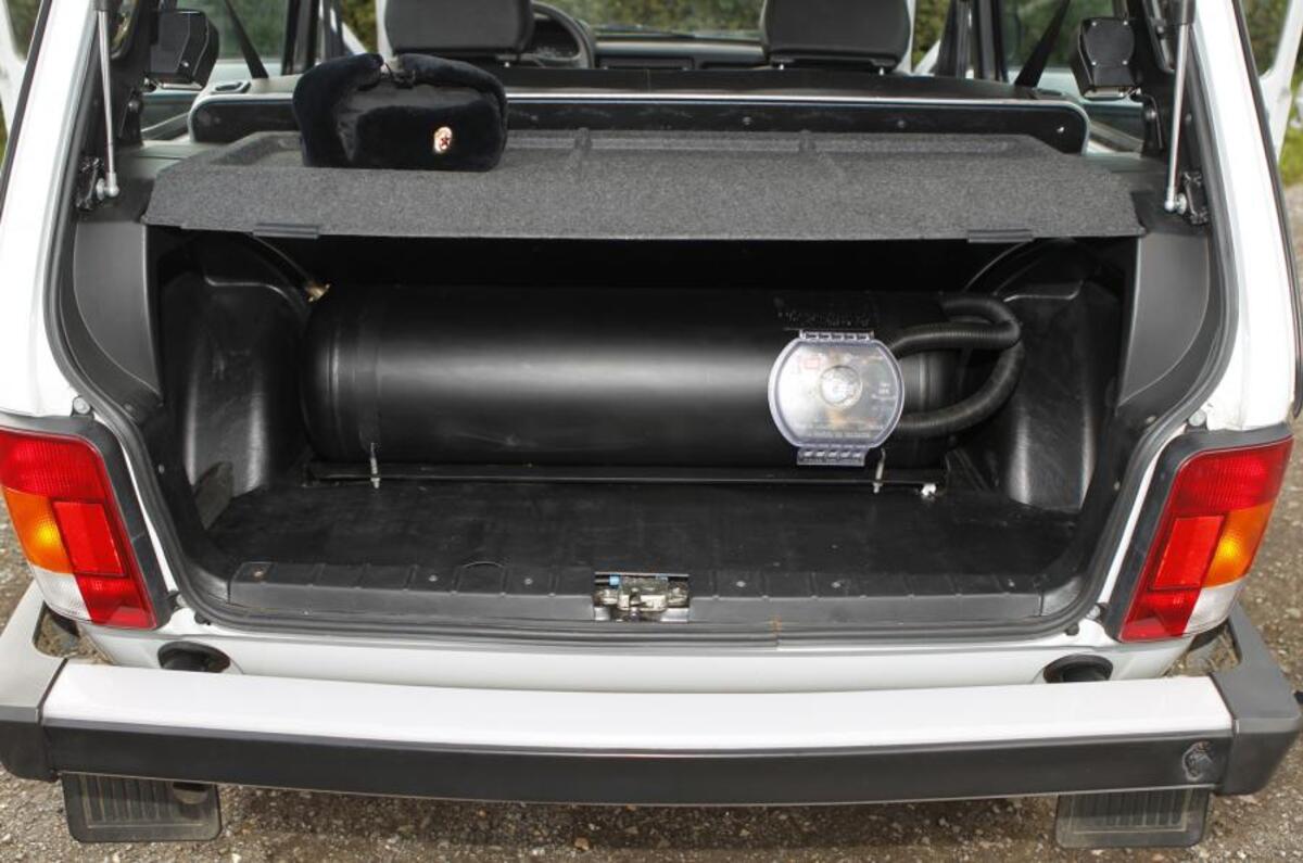 Lada Niva LPG tank