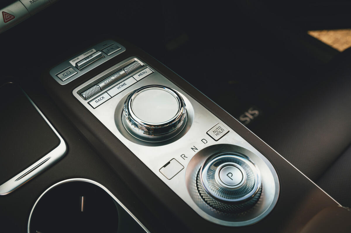 6 Genesis GV70 2021 UK FD centre console 6 Genesis GV70 2021 UK FD centre console