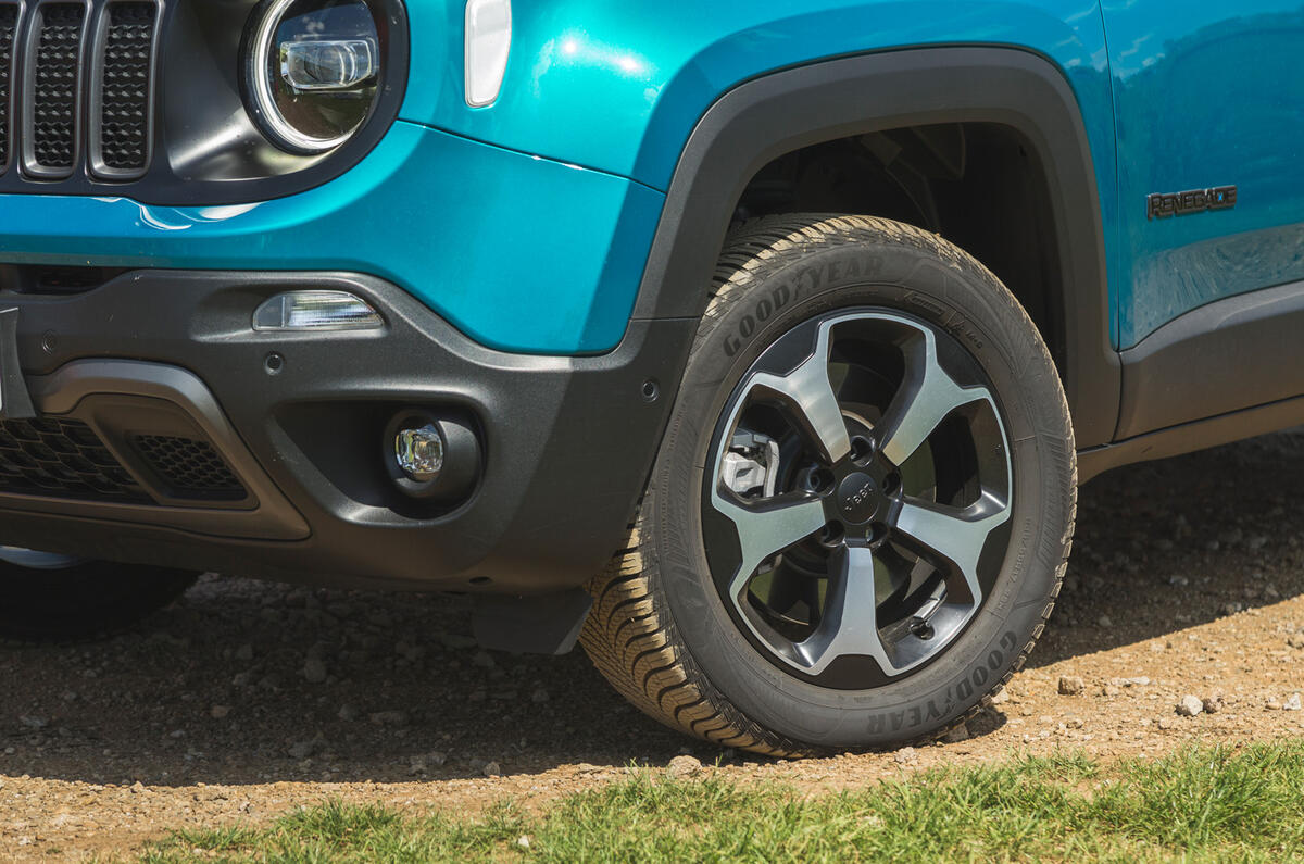 6 Jeep Renegade 4xe 2021 RT alloy wheels
