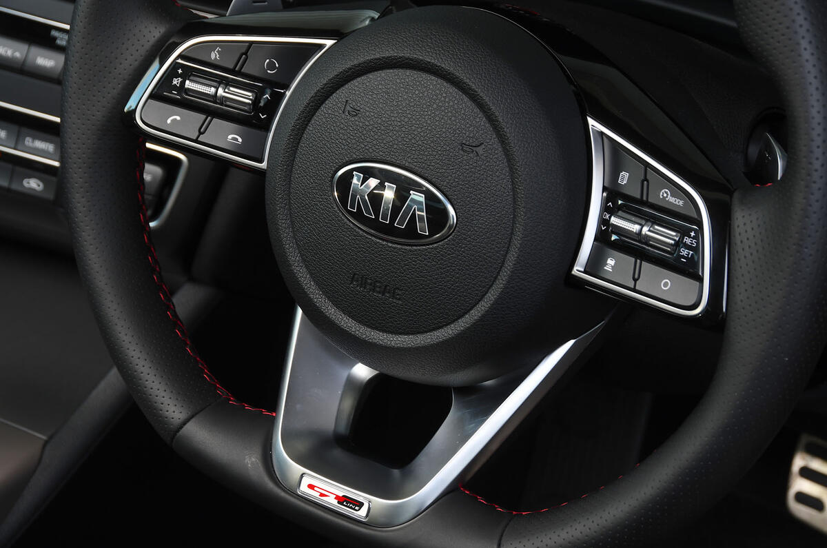 Kia Optima Sportswagon 2018 review - steering wheel