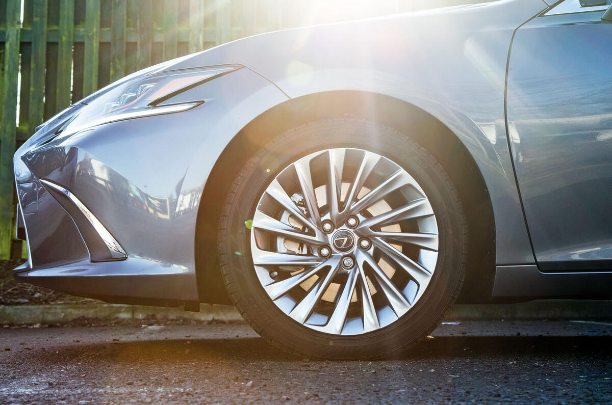 Lexus ES 2019 road test review - alloy wheels