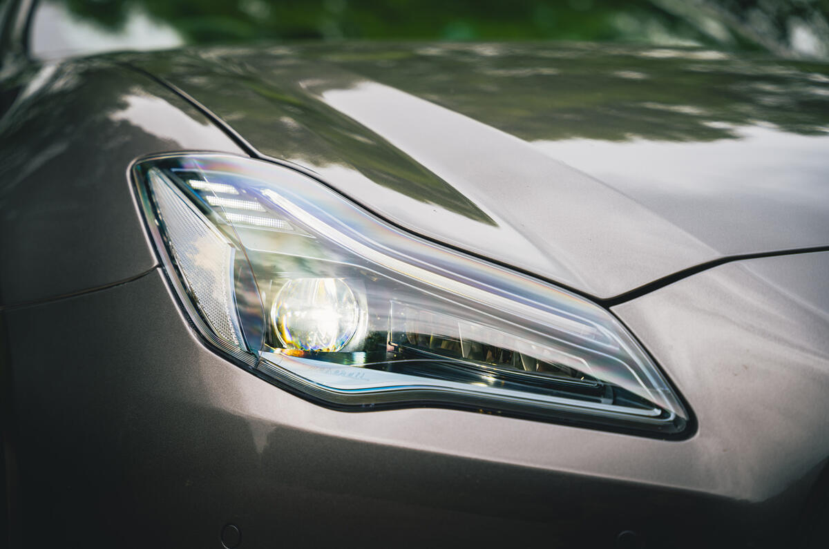 6 Maserati Quattroporte trofeo 2021 RT headlights