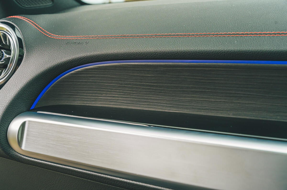 6 Mercedes Benz EQB RT 2022 trim mood light