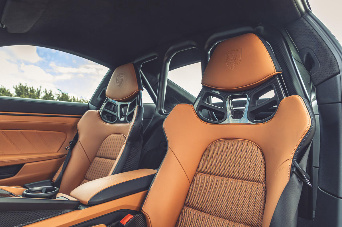 6 Porsche 911 S:T 2024 seats 6 Porsche 911 S:T 2024 seats