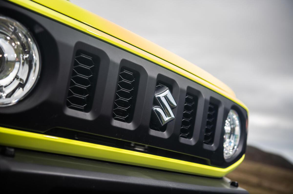 Suzuki Jimny 2018 : essai routier - insigne de capot