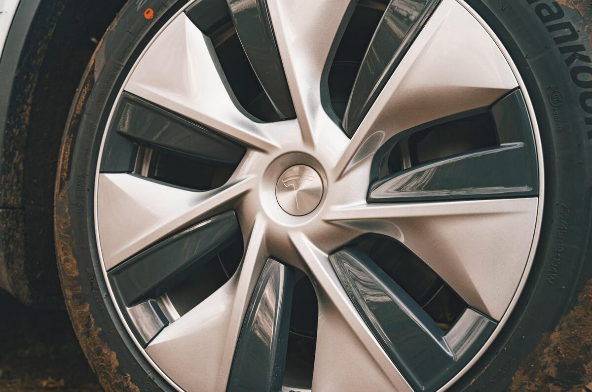 6 Tesla Model Y 2022 essai routier roues en alliage
