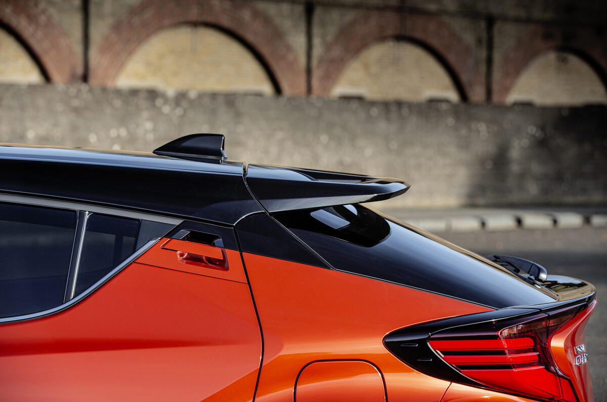 6 Toyota C HR 2021 RT roofline