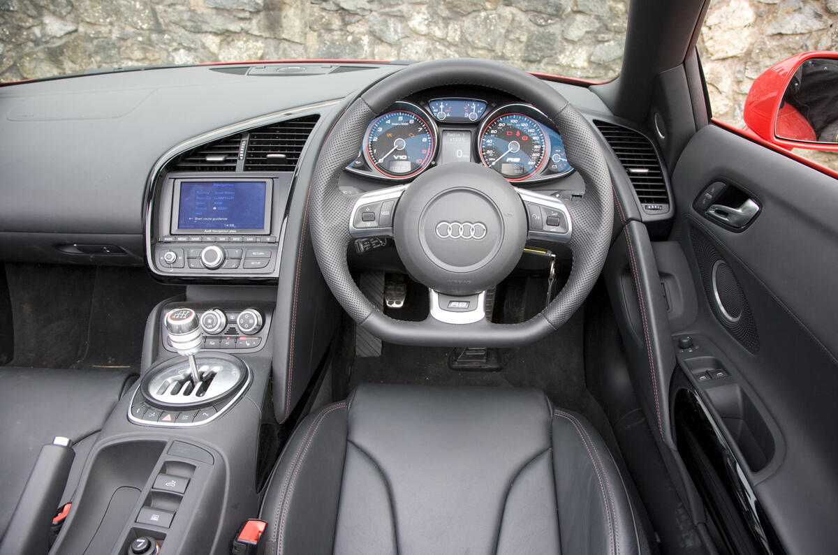 Audi R8 vs Porsche 911 Turbo