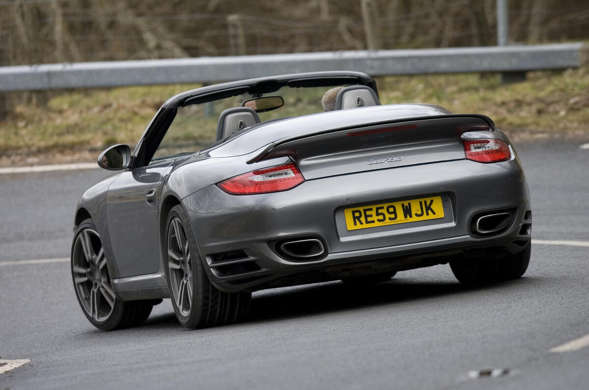 Audi R8 vs Porsche 911 Turbo