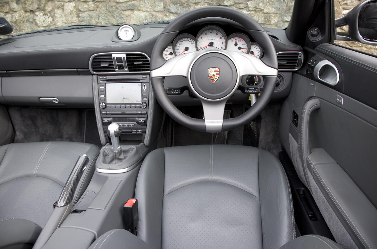 Audi R8 vs Porsche 911 Turbo