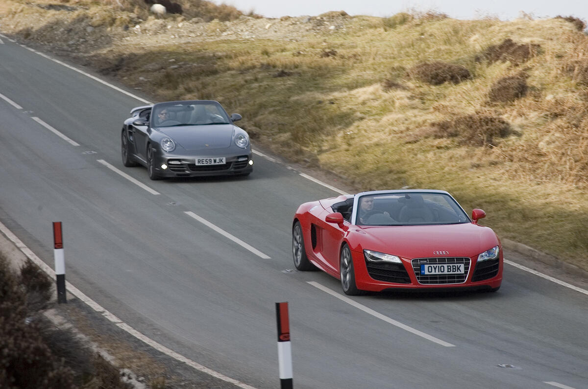 Audi R8 vs Porsche 911 Turbo