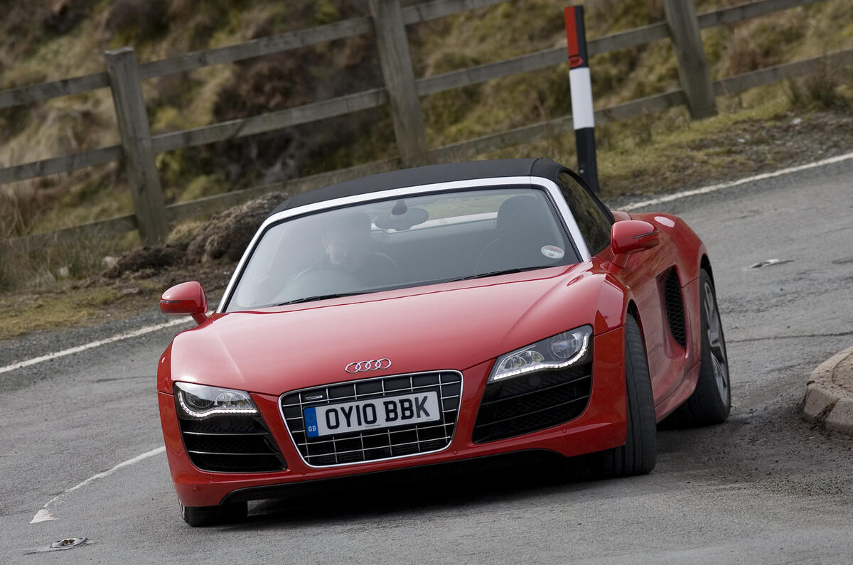 Audi R8 vs Porsche 911 Turbo