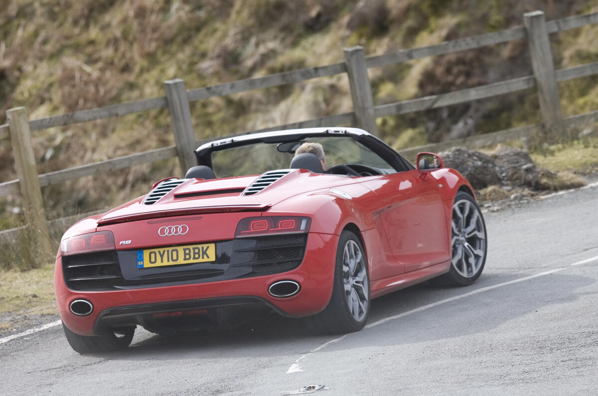 Audi R8 vs Porsche 911 Turbo